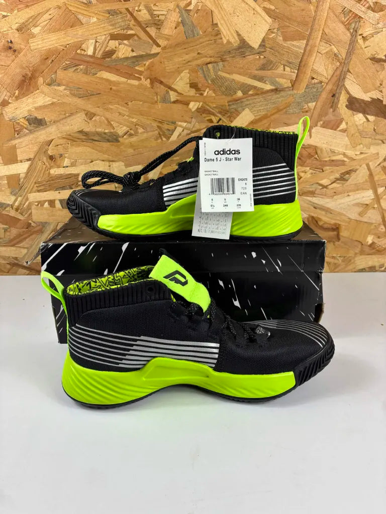 Baskets Adidas Dame 5 J Star Wars – Chaussures Basketball Enfant – 38