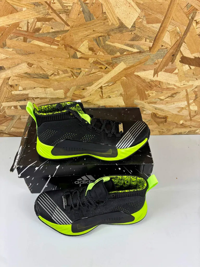 Baskets Adidas Dame 5 J Star Wars – Chaussures Basketball Enfant – 38