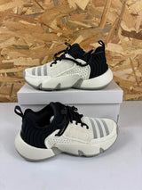 Baskets Adidas Trae Unlimited J – Chaussures Basketball Enfant – 36