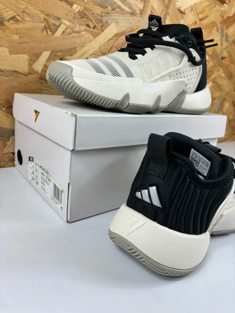 Baskets Adidas Trae Unlimited J – Chaussures Basketball Enfant – 36