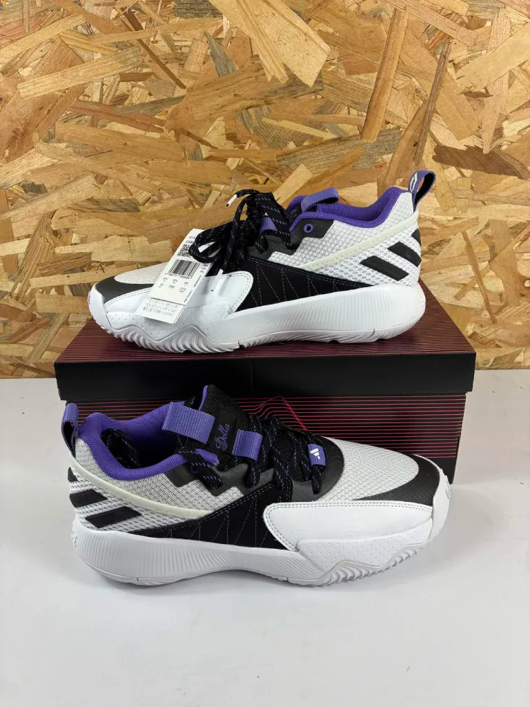 Baskets Adidas Dame Certified – Chaussures Basketball Homme – 44