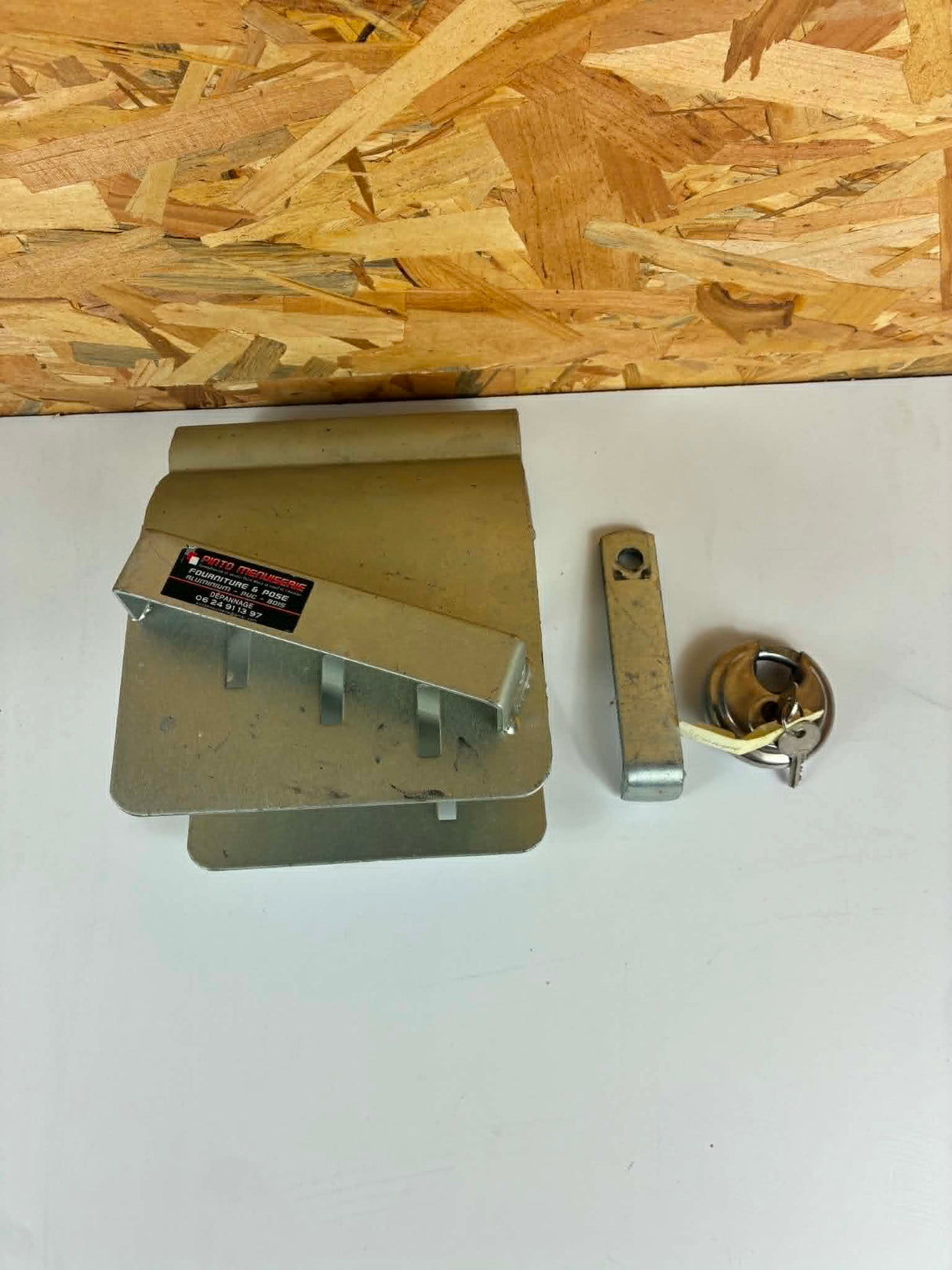 Antivol de remorque pour tête d’attelage avec cadenas et clés