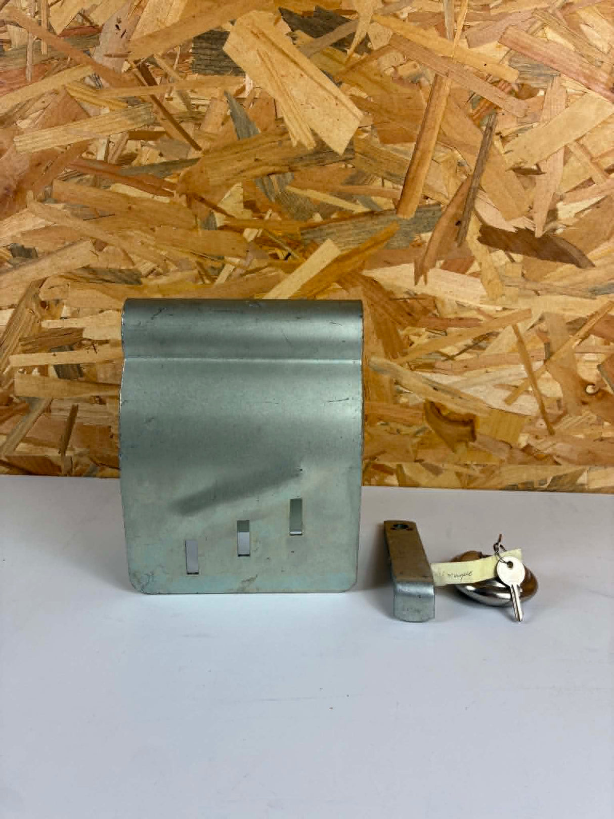 Antivol de remorque pour tête d’attelage avec cadenas et clés